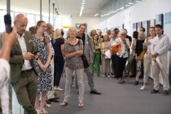 Publikum der Ausstellungseröffnung 