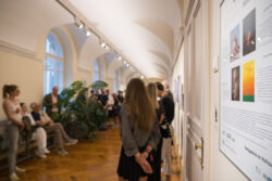 Dokumentation der Ausstellungseröffnung Fotografie Ortweinschule 2022 in der Fotogalerie im Grazer Rathaus