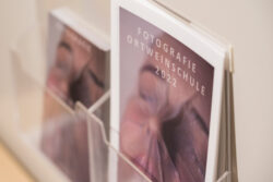Flyer und Folder zur Ausstellung Fotografie Ortweinschule 2022 in der Fotogalerie im Grazer Rathaus