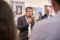 Florian Koller bei der Rede zur Ausstellungseröffnung Fotografie Ortweinschule 2022 in der Fotogalerie im Grazer Rathaus
