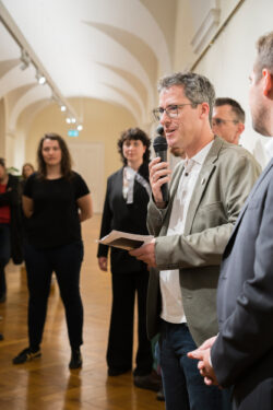 Florian Koller spricht bei der Eröffnung der Ausstellung [ʁeː] in der Fotogalerie im Grazer Rathaus