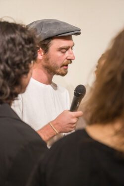Simon Baptist spricht bei der Eröffnung der Ausstellung [ʁeː] in der Fotogalerie im Grazer Rathaus