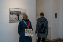 Ausstellungseröffnung Galaxienumarmung im Zentrum von Mirko Maric